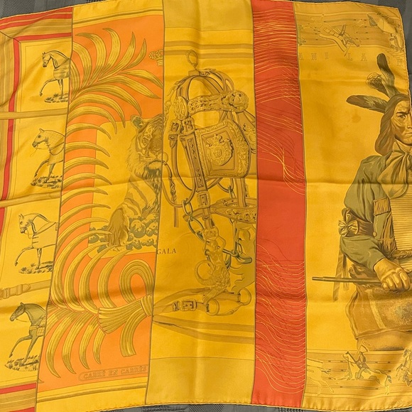 Hermès 90x90 silk scarf with 5 classic heritage patterns combined. - Picture 1 of 7